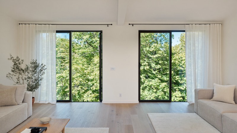 A Montréal living room shot in full natural light, the way a strong listing photo looks